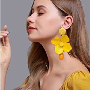 BOHEMIAN CHIC OVERSIZED FLOWER RESIN EARRINGS...!!!😱